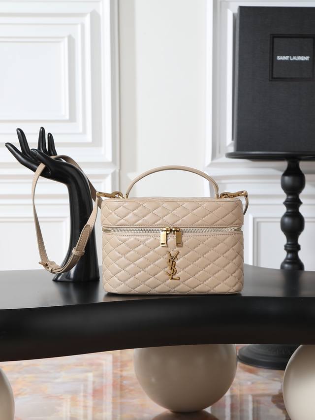 Gaby 盒子 化妆包 新尺寸 火爆新一季春夏的小可爱来袭～朴彩英同款化妆包 盒子包，采用柔软细腻的小羊皮，独特衔缝工艺，双拉链设计方便开合，小小包身大大容量，