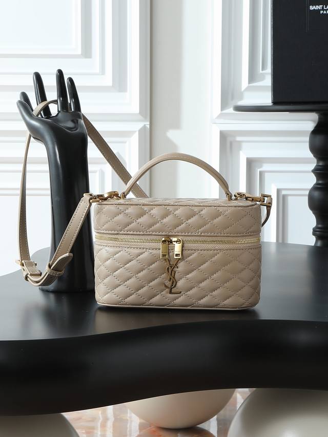 顶级原单 Gaby Mini 盒子包 即将火爆新一季春夏的小可爱来袭～朴彩英同款化妆包 盒子包，采用小羊皮独特衔缝工艺，双拉链设计方便开合，小小包身大大容量，可