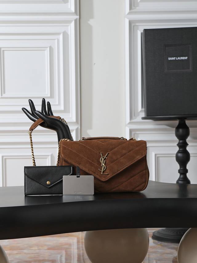 磨砂款 24Cm 新款Loulou_麂皮款，手感柔软，配有可拆卸卡包和袖珍化妆镜，搭配滑动式链条、可肩背可斜挎，满足多场合搭配需求！新版羊皮另外做了涂层处理，不