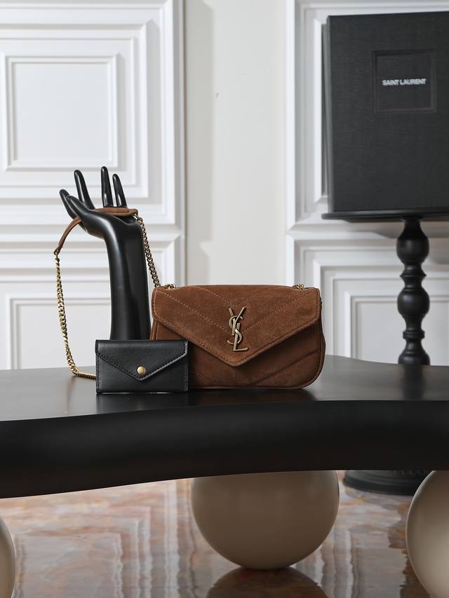 磨砂款 20Cm 新款Loulou_麂皮款，手感柔软，配有可拆卸卡包，搭配滑动式链条、可肩背可斜挎，满足多场合搭配需求！新版羊皮另外做了涂层处理，不仅更耐用，还