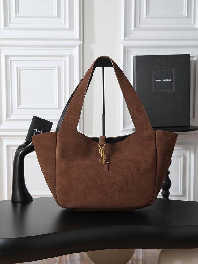 咖啡麂皮金扣 原厂对版高丝光麂皮 Bea_新款购物袋 Hobo包 很多女生一到秋冬天就想买只大包，Bea这款就非常合适，从内到外的皮质感都很好，包身内侧有两根皮