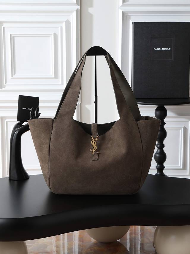 浅麝香麂皮金扣 原厂对版高丝光麂皮 Bea_新款购物袋 Hobo包 很多女生一到秋冬天就想买只大包，Bea这款就非常合适，从内到外的皮质感都很好，包身内侧有两根