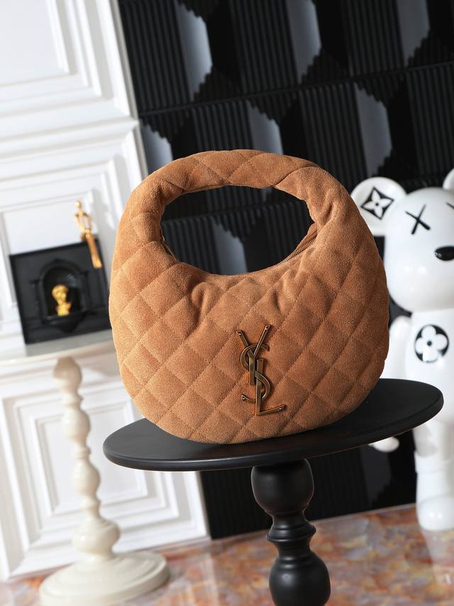 原单跑量价 Icare Baby纳帕磨砂手袋 原单，对版五金 备受瞩目的可颂形状包包闪亮登场，标志性的金属Logo点缀其中，完美结合复古与现代感，堪称本季最令人