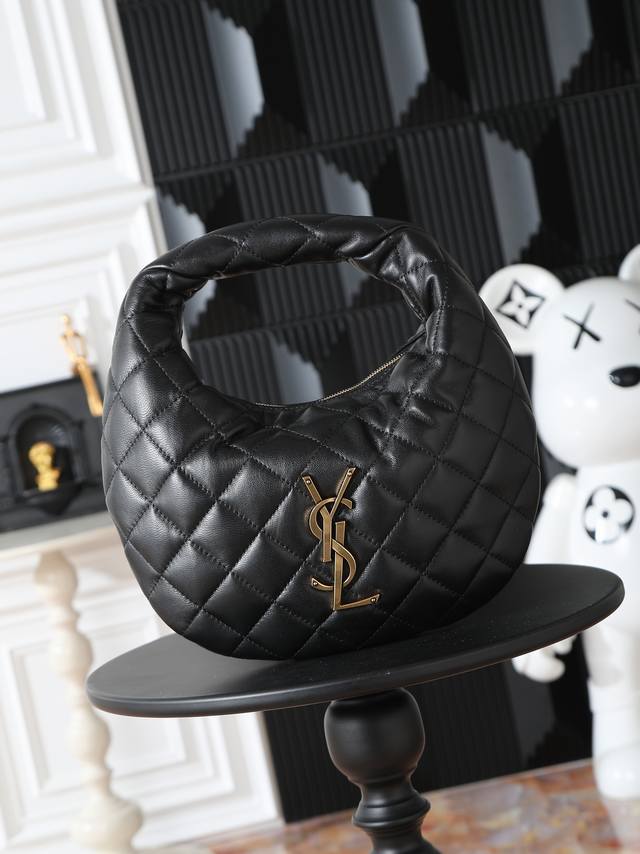 原单跑量价 Icare Baby纳帕羊皮手袋 原单，对版五金 备受瞩目的可颂形状包包闪亮登场，标志性的金属Logo点缀其中，完美结合复古与现代感，堪称本季最令人