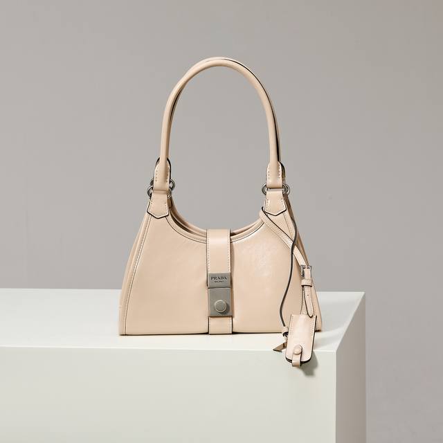 特级原厂 新品1Bg580 米杏 迷你款这款迷你走秀款采用进口油腊皮，顶级五金，前幅配有插扣锁开合，容量空间大，又可手提又可肩背，上身效果非常大气时尚，喜欢宝宝