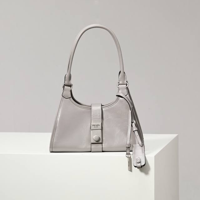 特级原厂 新品1Bg580 紫灰 迷你款这款迷你走秀款采用进口油腊皮，顶级五金，前幅配有插扣锁开合，容量空间大，又可手提又可肩背，上身效果非常大气时尚，喜欢宝宝