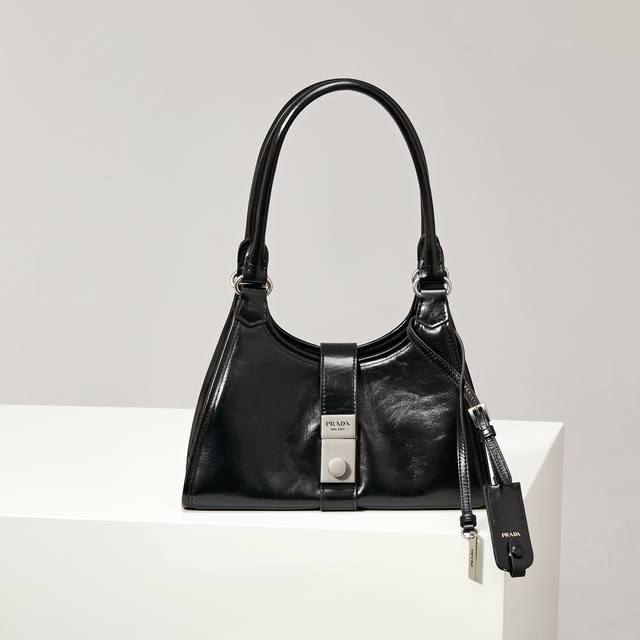 特级原厂 新品1Bg580 黑色 迷你款这款迷你走秀款采用进口油腊皮，顶级五金，前幅配有插扣锁开合，容量空间大，又可手提又可肩背，上身效果非常大气时尚，喜欢宝宝