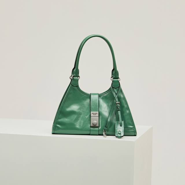 特级原厂 新品1Bg563 草绿 春夏最新走秀款 几何线条与精致匠心细节，是这款柔美体量手袋的亮点所在。梯形廓形配以纤长手提柄，亦可作为单肩包轻松肩背。竖向锁扣