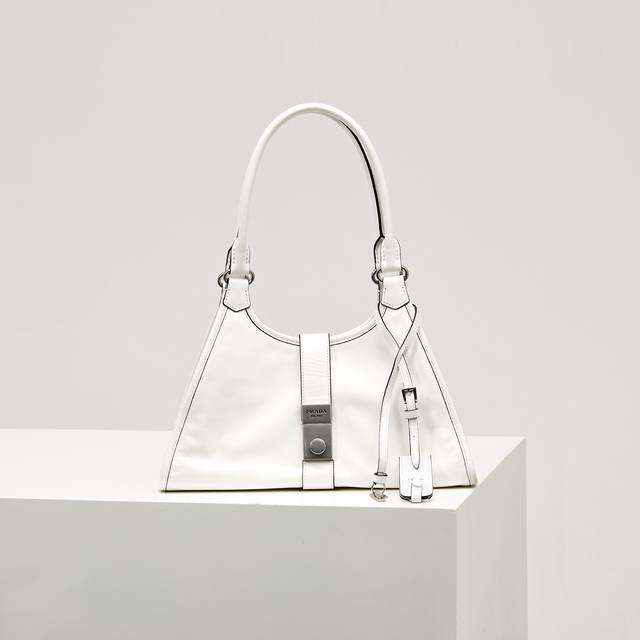 特级原厂 新品1Bg563 白色 春夏最新走秀款 几何线条与精致匠心细节，是这款柔美体量手袋的亮点所在。梯形廓形配以纤长手提柄，亦可作为单肩包轻松肩背。竖向锁扣