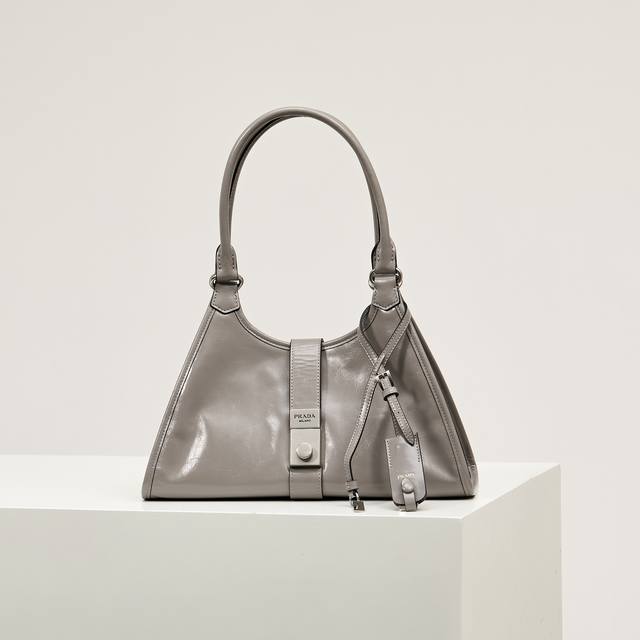 特级原厂 新品1Bg563 紫灰 春夏最新走秀款 几何线条与精致匠心细节，是这款柔美体量手袋的亮点所在。梯形廓形配以纤长手提柄，亦可作为单肩包轻松肩背。竖向锁扣