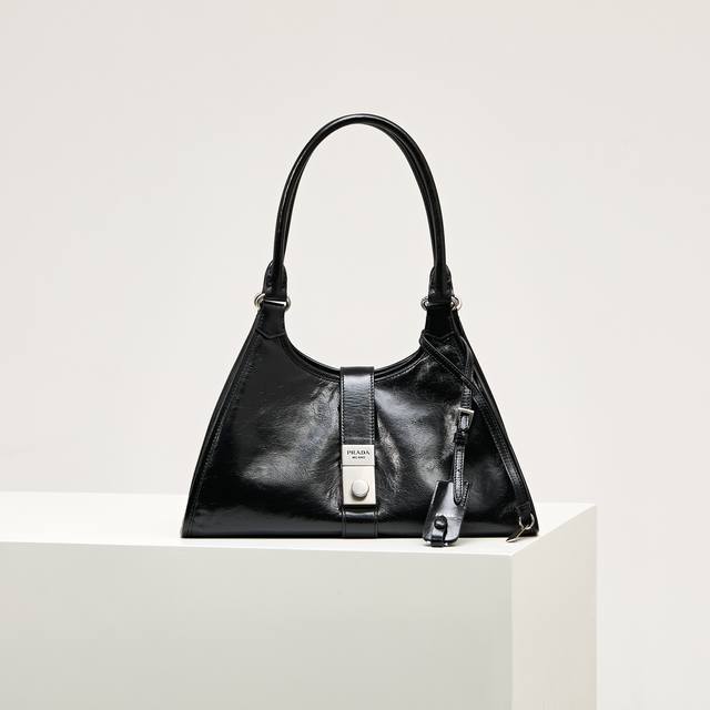 特级原厂 新品1Bg563 黑色 春夏最新走秀款 几何线条与精致匠心细节，是这款柔美体量手袋的亮点所在。梯形廓形配以纤长手提柄，亦可作为单肩包轻松肩背。竖向锁扣