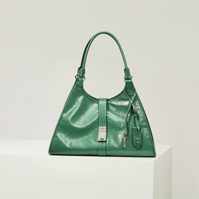 特级原厂 新品大号1Bg570 草绿 春夏最新走秀款 几何线条与精致匠心细节，是这款柔美体量手袋的亮点所在。梯形廓形配以纤长手提柄，亦可作为单肩包轻松肩背。竖向