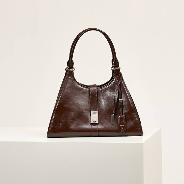 特级原厂 新品大号1Bg570 咖棕 春夏最新走秀款 几何线条与精致匠心细节，是这款柔美体量手袋的亮点所在。梯形廓形配以纤长手提柄，亦可作为单肩包轻松肩背。竖向