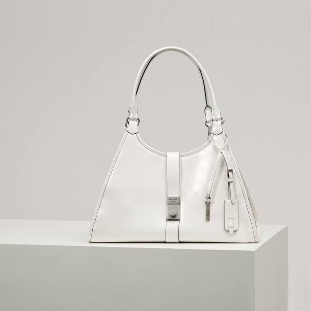 特级原厂 新品大号1Bg570 白色 春夏最新走秀款 几何线条与精致匠心细节，是这款柔美体量手袋的亮点所在。梯形廓形配以纤长手提柄，亦可作为单肩包轻松肩背。竖向