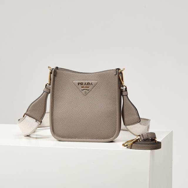 特级原厂 新款双肩带包1Bh191-1 石板灰 Tote包 这款皮革迷你双肩包设计简约。正面金属三角形徽标平添标志性格调。配有可拆卸徽标印花织带和皮革肩带，不同