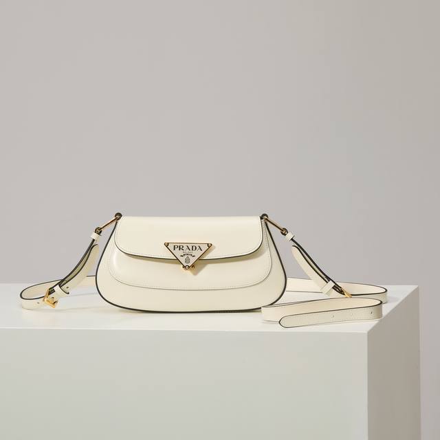 特级原厂 新款腋下包1Bd345 白色 流畅的弧线设计为这款单肩包赋予精致而现代的魅力。风格百搭,配有2条长短肩带 又可调节,适合用作手提包或单肩包 斜跨。现代 特级原厂 新款腋下包1Bd345 白色 流畅的弧线设计为这款单肩包赋予精致而现代的魅力。风格百搭,配有2条长短肩带 又可调节,适合用作手提包或单肩包 斜跨。现代