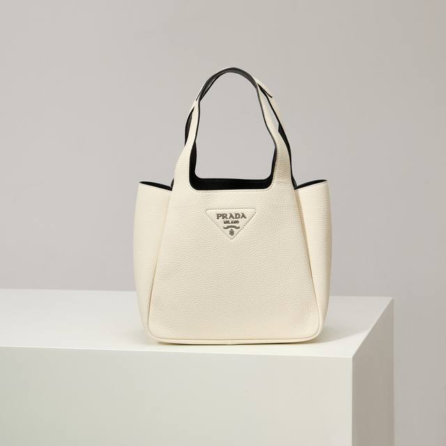 特级原厂 2025最新款菜篮子托特包大号1Bg335银扣 白色 到货啦 这款皮革手袋采用解构廓形，以反向缝线诠释精美设计，打造柔和圆润的时尚造型。正面的金属字母