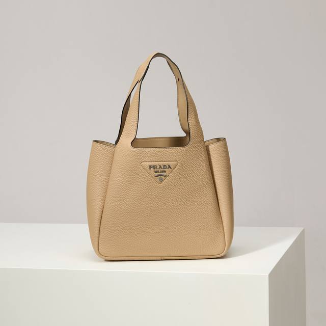 特级原厂 2025最新款菜篮子托特包大号1Bg335银扣 茶裸 到货啦 这款皮革手袋采用解构廓形，以反向缝线诠释精美设计，打造柔和圆润的时尚造型。正面的金属字母