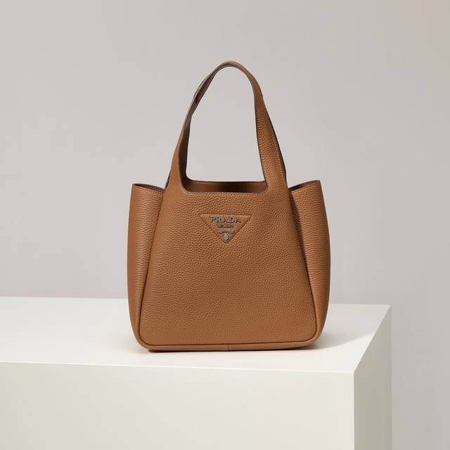 特级原厂 2025最新款菜篮子托特包大号1Bg335银扣 焦糖 到货啦 这款皮革手袋采用解构廓形,以反向缝线诠释精美设计,打造柔和圆润的时尚造型。正面的金属字母 特级原厂 2025最新款菜篮子托特包大号1Bg335银扣 焦糖 到货啦 这款皮革手袋采用解构廓形,以反向缝线诠释精美设计,打造柔和圆润的时尚造型。正面的金属字母