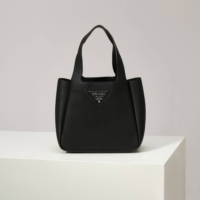 特级原厂 2025最新款菜篮子托特包大号1Bg335银扣 黑色 到货啦 这款皮革手袋采用解构廓形,以反向缝线诠释精美设计,打造柔和圆润的时尚造型。正面的金属字母 特级原厂 2025最新款菜篮子托特包大号1Bg335银扣 黑色 到货啦 这款皮革手袋采用解构廓形,以反向缝线诠释精美设计,打造柔和圆润的时尚造型。正面的金属字母