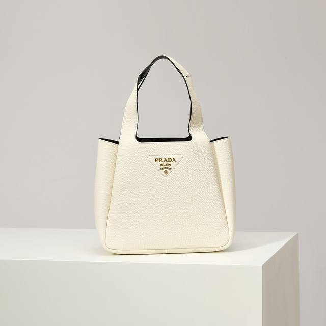 特级原厂 2025最新款菜篮子托特包大号1Bg335金扣 白色 到货啦 这款皮革手袋采用解构廓形，以反向缝线诠释精美设计，打造柔和圆润的时尚造型。正面的金属字母