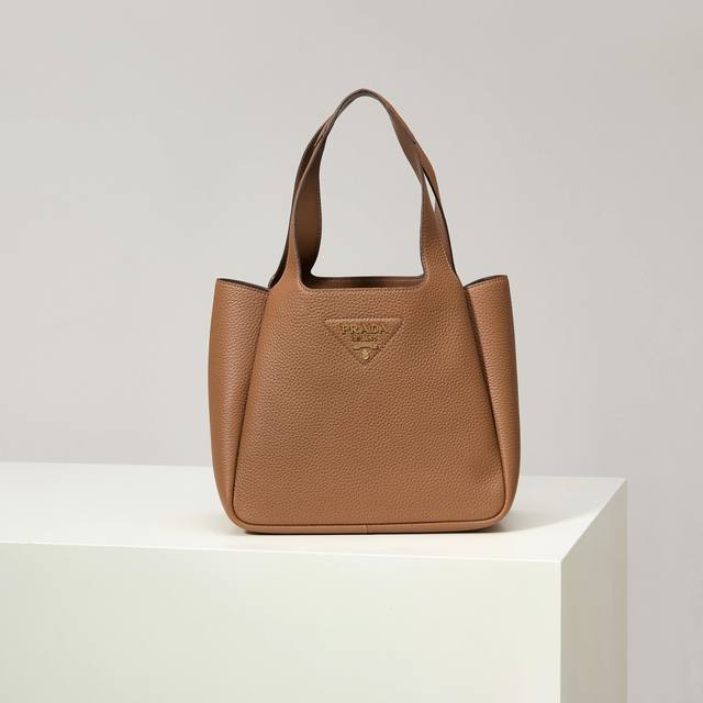 特级原厂 2025最新款菜篮子托特包大号1Bg335金扣 焦糖 到货啦 这款皮革手袋采用解构廓形，以反向缝线诠释精美设计，打造柔和圆润的时尚造型。正面的金属字母