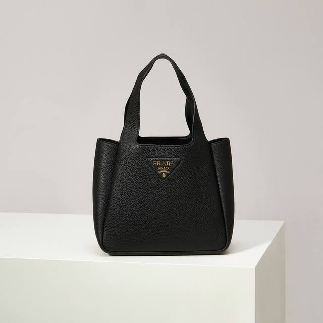 特级原厂 2025最新款菜篮子托特包大号1Bg335金扣 黑色 到货啦 这款皮革手袋采用解构廓形，以反向缝线诠释精美设计，打造柔和圆润的时尚造型。正面的金属字母