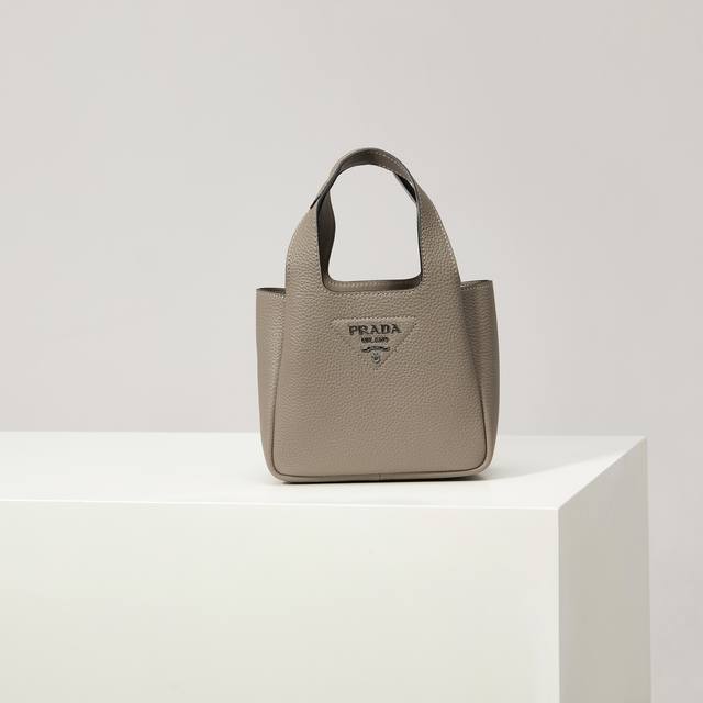 特级原厂 2025最新款菜篮子托特包迷你款1Ba349银扣 灰色 这款皮革迷你手袋采用解构廓形，以反向缝线诠释精美设计，打造柔和圆润的时尚造型。正面饰有金属字母