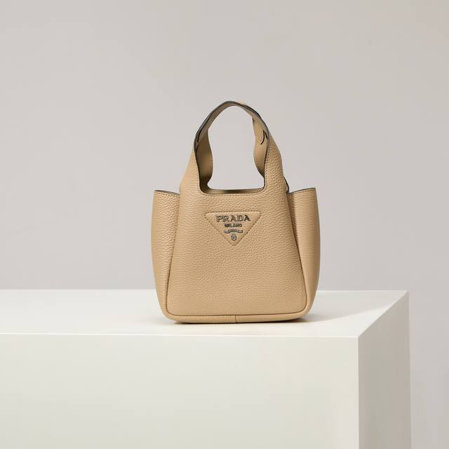 特级原厂 2025最新款菜篮子托特包迷你款1Ba349银扣 茶裸 这款皮革迷你手袋采用解构廓形,以反向缝线诠释精美设计,打造柔和圆润的时尚造型。正面饰有金属字母 特级原厂 2025最新款菜篮子托特包迷你款1Ba349银扣 茶裸 这款皮革迷你手袋采用解构廓形,以反向缝线诠释精美设计,打造柔和圆润的时尚造型。正面饰有金属字母