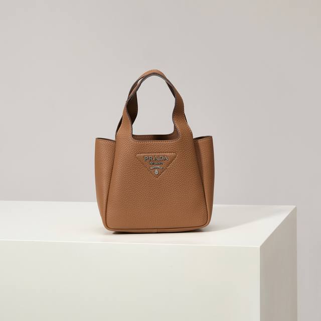 特级原厂 2025最新款菜篮子托特包迷你款1Ba349银扣 焦糖 这款皮革迷你手袋采用解构廓形，以反向缝线诠释精美设计，打造柔和圆润的时尚造型。正面饰有金属字母