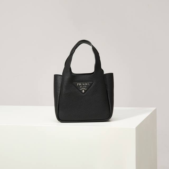 特级原厂 2025最新款菜篮子托特包迷你款1Ba349银扣 黑色 这款皮革迷你手袋采用解构廓形，以反向缝线诠释精美设计，打造柔和圆润的时尚造型。正面饰有金属字母