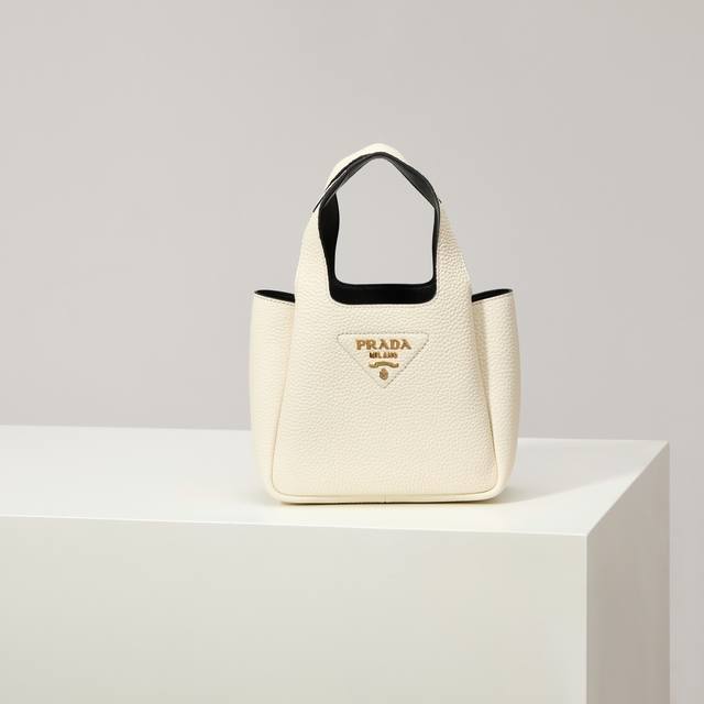 特级原厂 2025最新款菜篮子托特包迷你款1Ba349金扣 白色 这款皮革迷你手袋采用解构廓形，以反向缝线诠释精美设计，打造柔和圆润的时尚造型。正面饰有金属字母