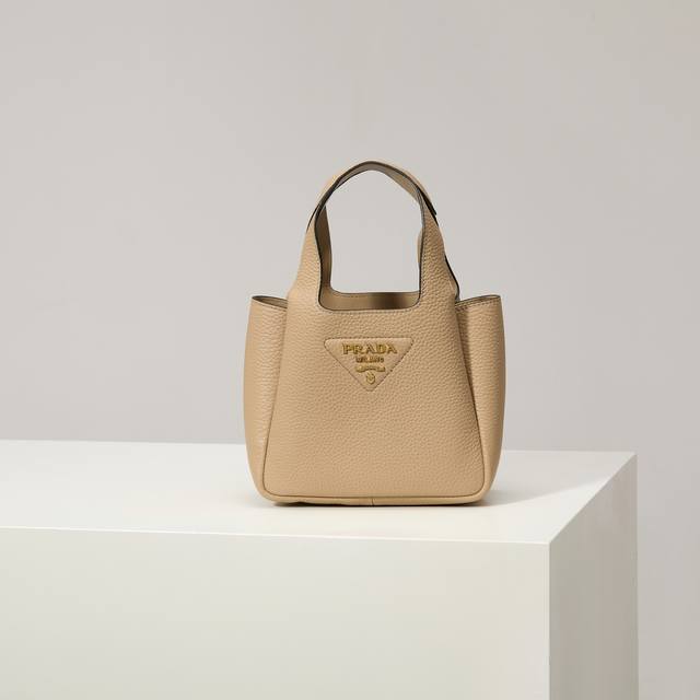 特级原厂 2025最新款菜篮子托特包迷你款1Ba349金扣 茶裸 这款皮革迷你手袋采用解构廓形,以反向缝线诠释精美设计,打造柔和圆润的时尚造型。正面饰有金属字母 特级原厂 2025最新款菜篮子托特包迷你款1Ba349金扣 茶裸 这款皮革迷你手袋采用解构廓形,以反向缝线诠释精美设计,打造柔和圆润的时尚造型。正面饰有金属字母