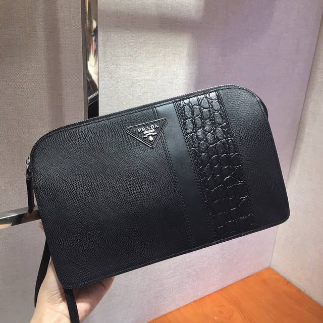 新款手包2Vf056D男士包包，原单货采用进口Saffiano皮革材质，鳄鱼皮饰，顶级金属配件，一个拉链式隔层，两个内袋，其中一个带拉链，六个银行卡槽，织物衬里