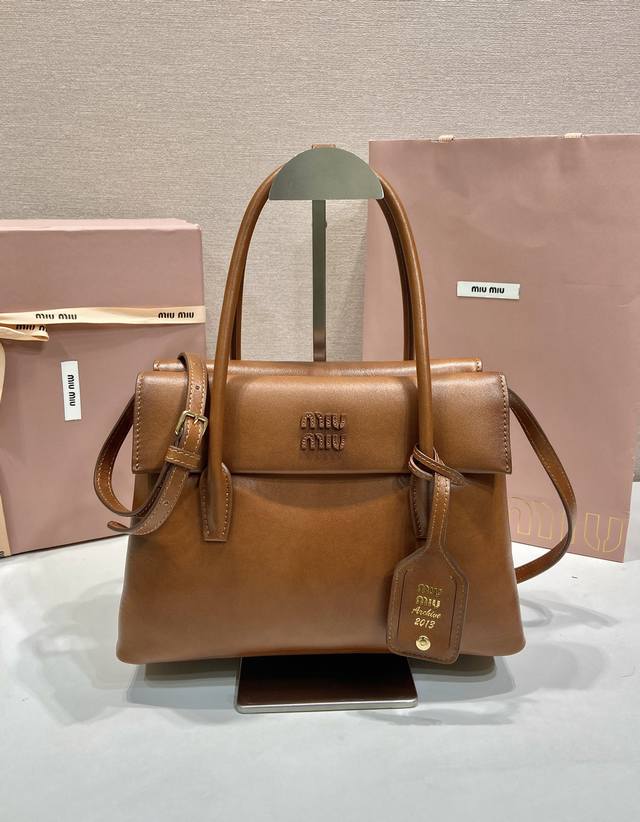 新品5Ba302 结构化线条和精致细节定义了这款小牛皮手袋，闪亮的皮革饰面得以提升。皮革提手，配可拆卸装饰 配滑动和可拆卸皮革肩带。正面和背面有口袋 金色配件，