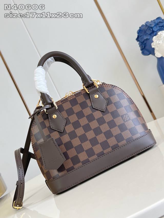 原厂皮 独家实拍 N40606 本款 Alma Bb 手袋溯源 1934 年的装饰艺术格调，以 Damier Ebene 帆布塑造雅致构型。耀目挂锁与钥匙、To