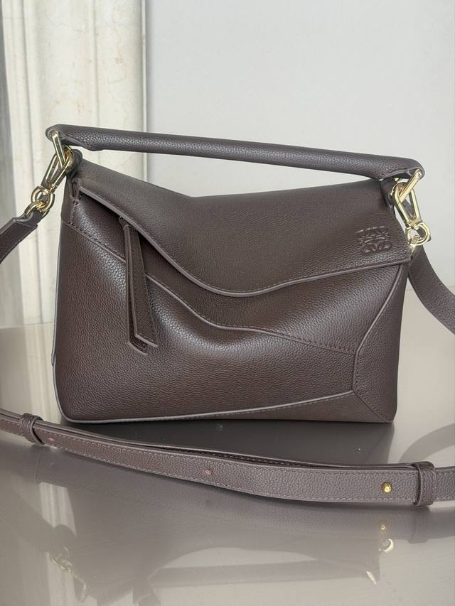 原厂皮 3001M深咖啡色 puzzle 小号24Cm puzzle 手袋是创意总监乔纳森 安德森 Jonathan Anderson 为 Loewe 推出的首