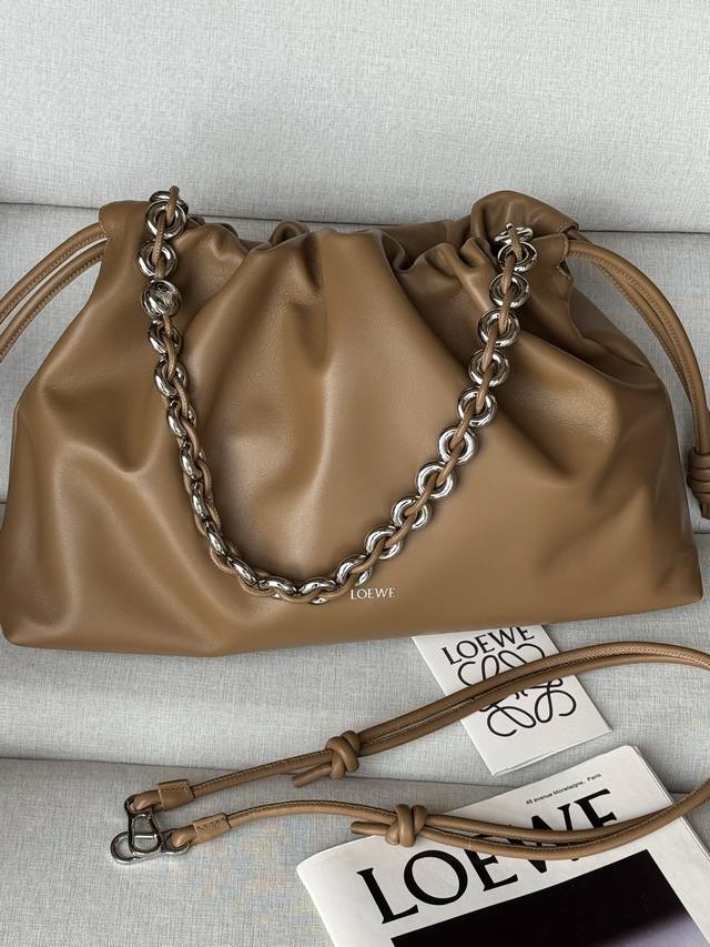 原厂皮 新品 柔软羊皮 摩卡 *1776大号皮革Flamenco purse Flamenco purse手拿包采用褶皱设计，灵感来自Flamenco系列美学，