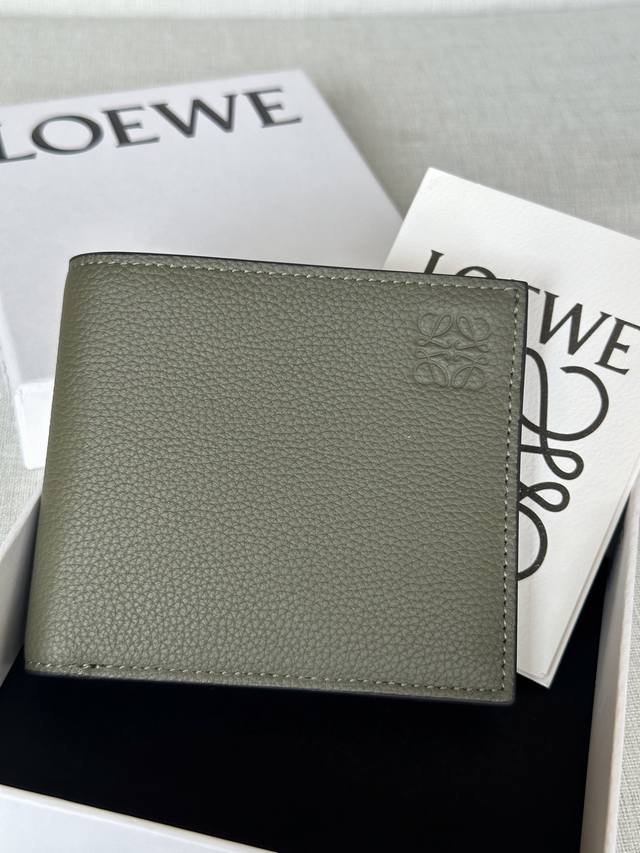 原厂皮 X4 官网同步极简主义 卡其綠色 全套包装 柔软粒面牛皮革双折钱包。 八个卡位，两个大号纸币口袋，两个扁平口袋 牛皮革衬里 Anagram 压纹 Mai