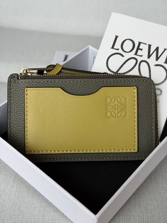 原厂皮 Loewe最卡包A1 卡其绿色 全套包装 尺寸13-7.5Cm 原厂皮 Loewe最卡包A1 卡其绿色 全套包装 尺寸13-7.5Cm