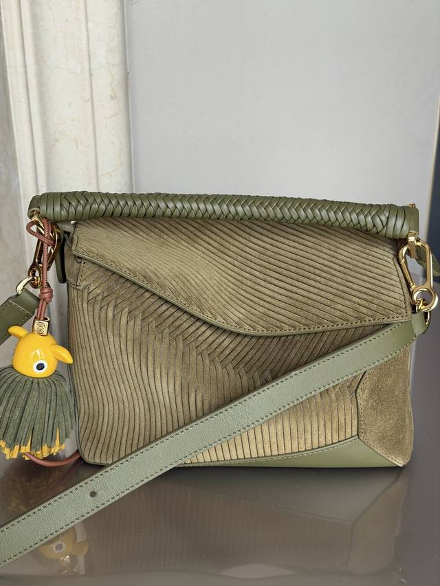 原厂皮 橄榄绿色 小号牛皮革 puzzle 手袋 3001A+ puzzle 手袋是创意总监 Jonathan Anderson 为 Loewe 罗意威推出的首 原厂皮 橄榄绿色 小号牛皮革 puzzle 手袋 3001A+ puzzle 手袋是创意总监 Jonathan Anderson 为 Loewe 罗意威推出的首