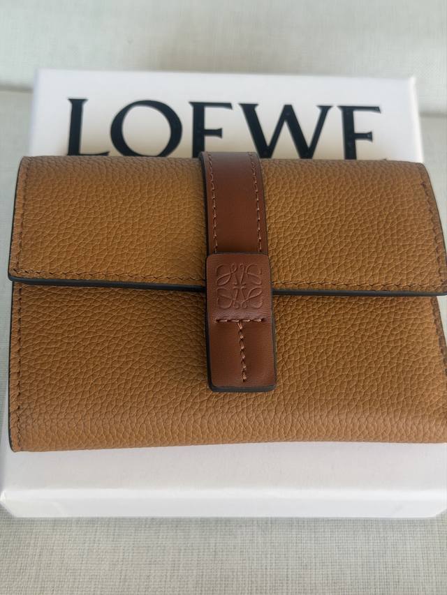 原厂皮 柔軟粒面小牛皮小型直式錢包 X3 焦糖色 對比色柔軟粒面小牛皮小型直式錢包。 六個置卡夾 兩個小型口袋，一個較大口袋 一個拉鍊硬幣隔層 按扣 小牛皮內裡