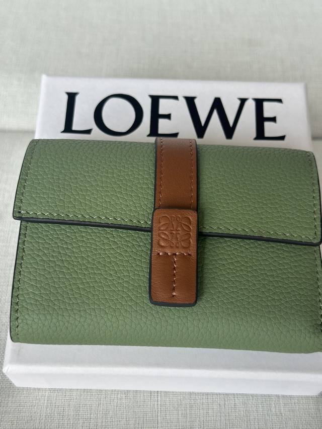 原厂皮 柔軟粒面小牛皮小型直式錢包 X3 迷迭香 對比色柔軟粒面小牛皮小型直式錢包。 六個置卡夾 兩個小型口袋，一個較大口袋 一個拉鍊硬幣隔層 按扣 小牛皮內裡