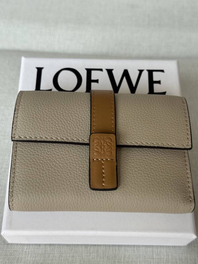 原厂皮 柔軟粒面小牛皮小型直式錢包 X3 浅燕麦 對比色柔軟粒面小牛皮小型直式錢包。 六個置卡夾 兩個小型口袋，一個較大口袋 一個拉鍊硬幣隔層 按扣 小牛皮內裡