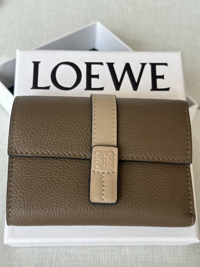 原厂皮 柔軟粒面小牛皮小型直式錢包 X3 灰谒色 對比色柔軟粒面小牛皮小型直式錢包。 六個置卡夾 兩個小型口袋，一個較大口袋 一個拉鍊硬幣隔層 按扣 小牛皮內裡