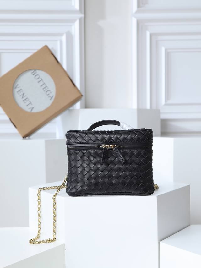 原厂皮 Bottega Veneta2025新品女士小号Soft Vanity包，采用经典Intrecciato编织技法，传承经典之作，环扣设计轻盈的金属链条让