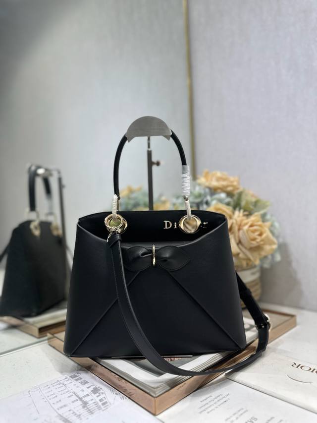 正品级 Dior 2026 春夏新品#蝴蝶结手提包 黑色 新设计的轮廓与造型,配色 丰富,适配多人!在夸张与优雅之间恰到好处!它的设计灵感源于迪奥先生设计的 C 正品级 Dior 2026 春夏新品#蝴蝶结手提包 黑色 新设计的轮廓与造型,配色 丰富,适配多人!在夸张与优雅之间恰到好处!它的设计灵感源于迪奥先生设计的 C