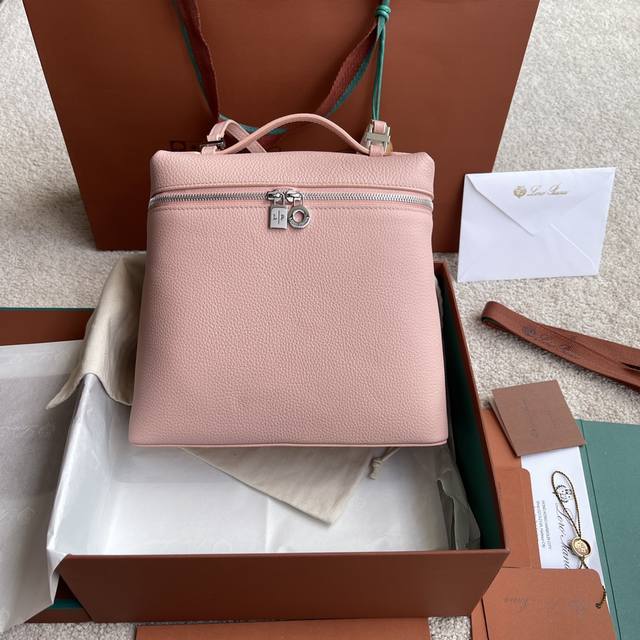 特价 Extra pocket Lp30双肩包#樱花粉 进口原厂皮+纯钢五金 100%小牛皮主体材质~100%羊皮里料# 柔软小牛皮双肩包拥有别致的梯形外观。实