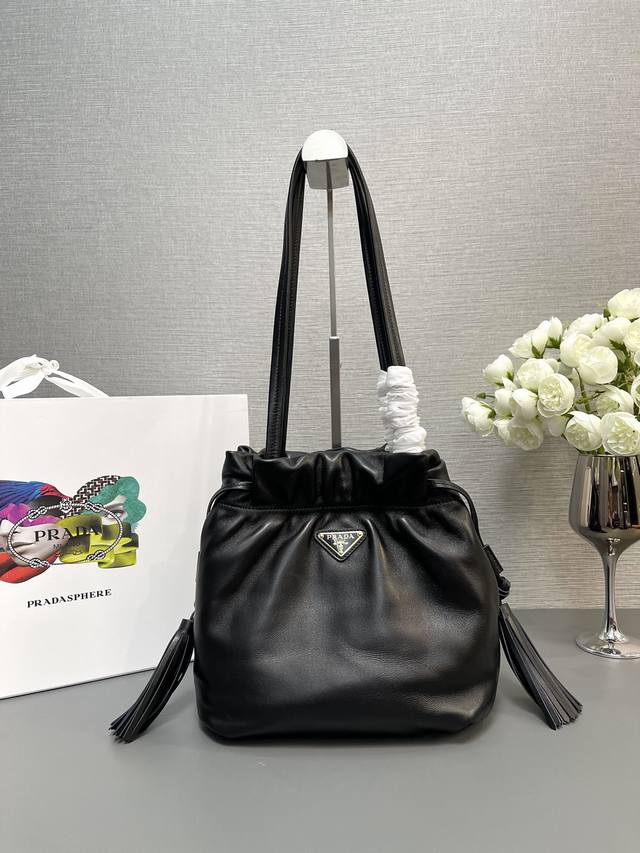 正品级 顶级原单 新款福袋包1Bg541小羊皮这款福袋包采用进口小羊皮，袋口为抽绳加两边流梳设计，显得整个包格外时尚又轻便又休闲，袋口为磁扣开合，内配有拉链和口