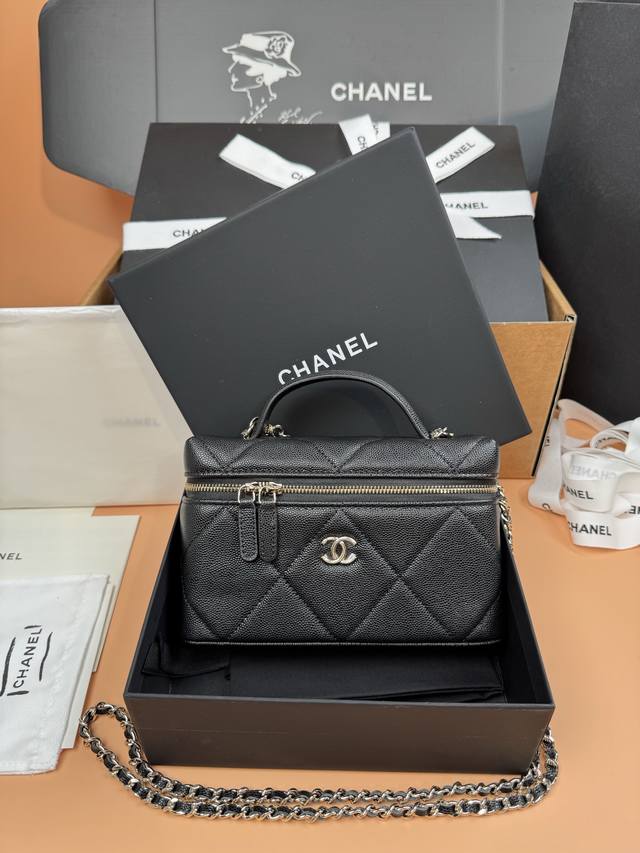 原厂皮 25K大菱格饭盒包系列 时尚与经典融为一体,永不过时 皮料:原厂进口黑色细球纹小牛皮 五金:浅金色五金 Size:W19.5×H17×D5Cm 型号:A 原厂皮 25K大菱格饭盒包系列 时尚与经典融为一体,永不过时 皮料:原厂进口黑色细球纹小牛皮 五金:浅金色五金 Size:W19.5×H17×D5Cm 型号:A